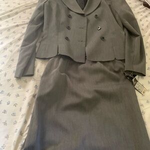 Le Suit Charcoal Gray Blazer. 3 piece business suit. Jacket, skirt and pants